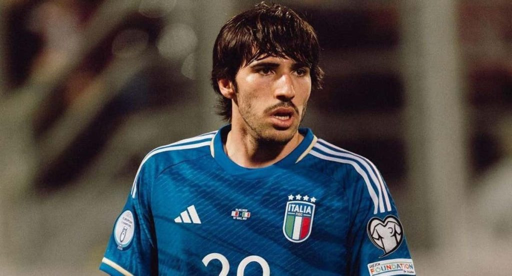 Tonali durante un partido con Italia.