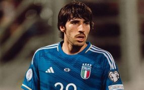 Tonali durante un partido con Italia.