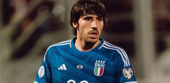 Tonali durante un partido con Italia.
