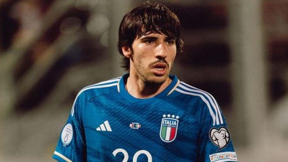 Tonali durante un partido con Italia.