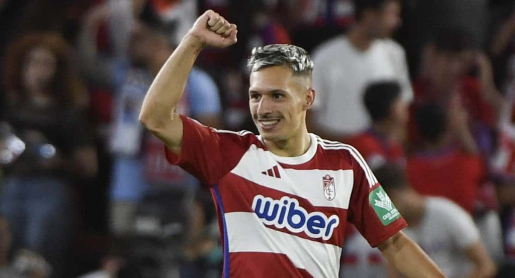 Bryan celebra un gol con el Granada.
