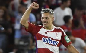 Bryan celebra un gol con el Granada.