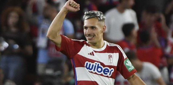Bryan celebra un gol con el Granada.