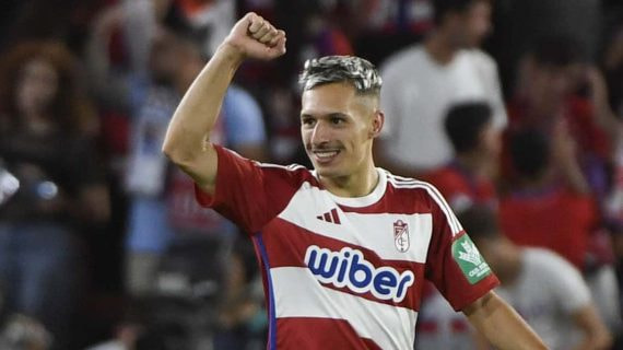 Bryan celebra un gol con el Granada.