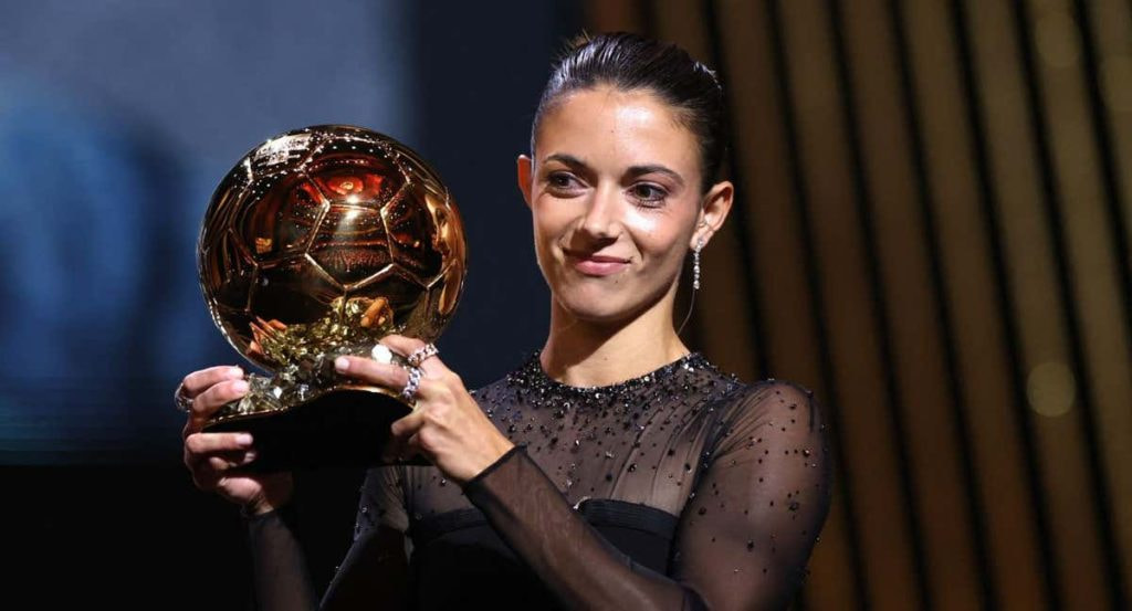 Aitana Bonmatí posa con su Balón de Oro.