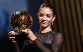 Aitana Bonmatí posa con su Balón de Oro.