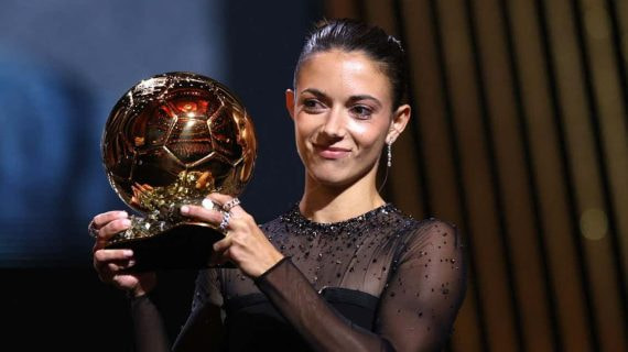 Aitana Bonmatí posa con su Balón de Oro.