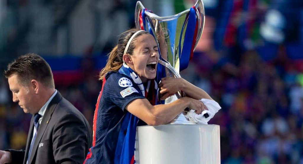 Aitana Bonmatí abraza la final de Champions conseguida con el Barça tras la final de Eindhoven 2023.