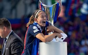 Aitana Bonmatí abraza la final de Champions conseguida con el Barça tras la final de Eindhoven 2023.