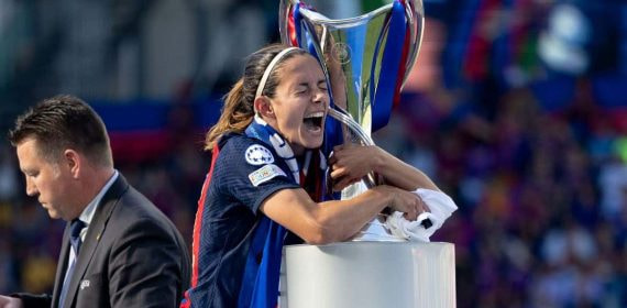 Aitana Bonmatí abraza la final de Champions conseguida con el Barça tras la final de Eindhoven 2023.