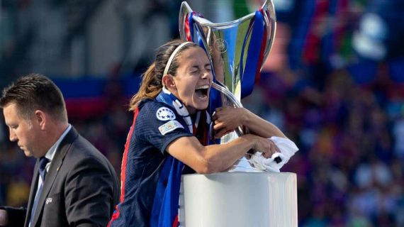 Aitana Bonmatí abraza la final de Champions conseguida con el Barça tras la final de Eindhoven 2023.
