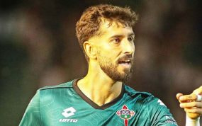 Álvaro Vadillo celebra su primer gol con el Racing de Ferrol.