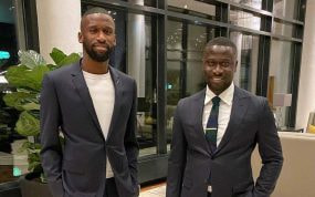 Antonio Rüdiger junto a su hermano y agente, Sahr Senesie.