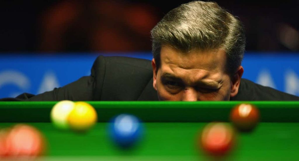 Jan Verhaas revisando las bolas de un masters de snooker.