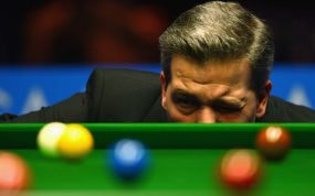 Jan Verhaas revisando las bolas de un masters de snooker.