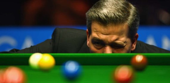 Jan Verhaas revisando las bolas de un masters de snooker.