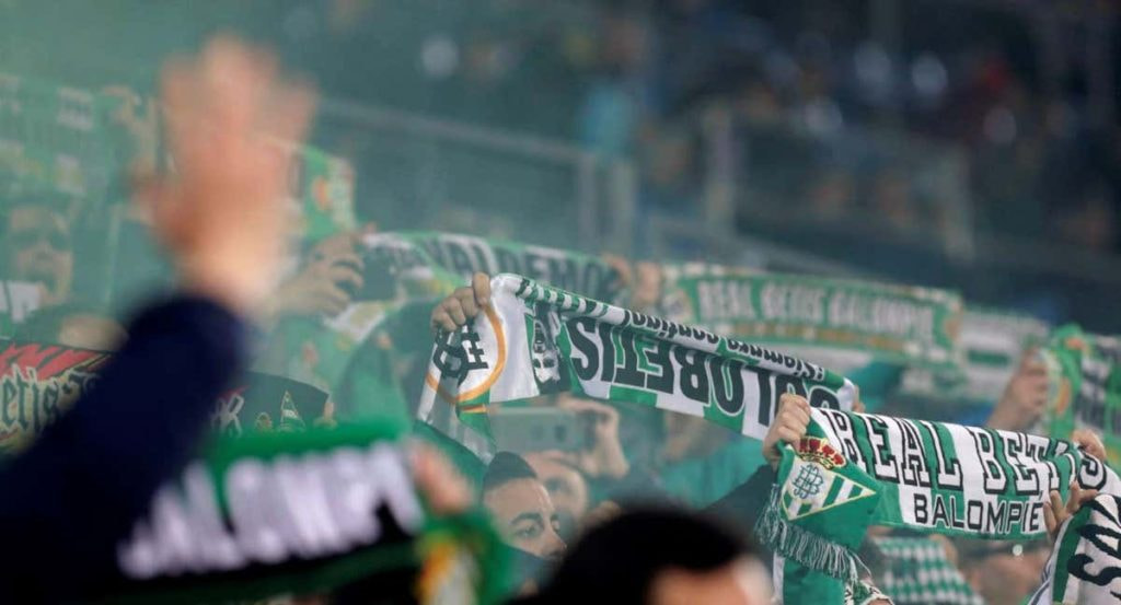 La afición del Betis canta el himno.