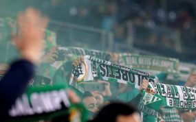 La afición del Betis canta el himno.