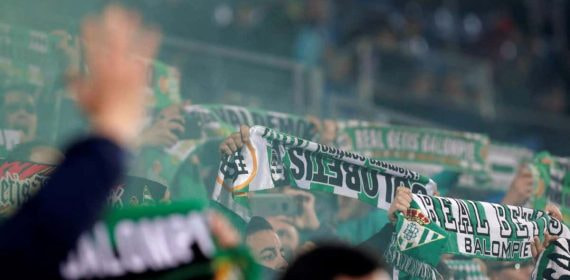 La afición del Betis canta el himno.