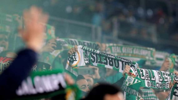 La afición del Betis canta el himno.