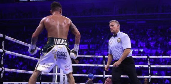 Leigh Wood noquea a Josh Warrington en un combate por el título mundial de peso pluma de la WBA.
