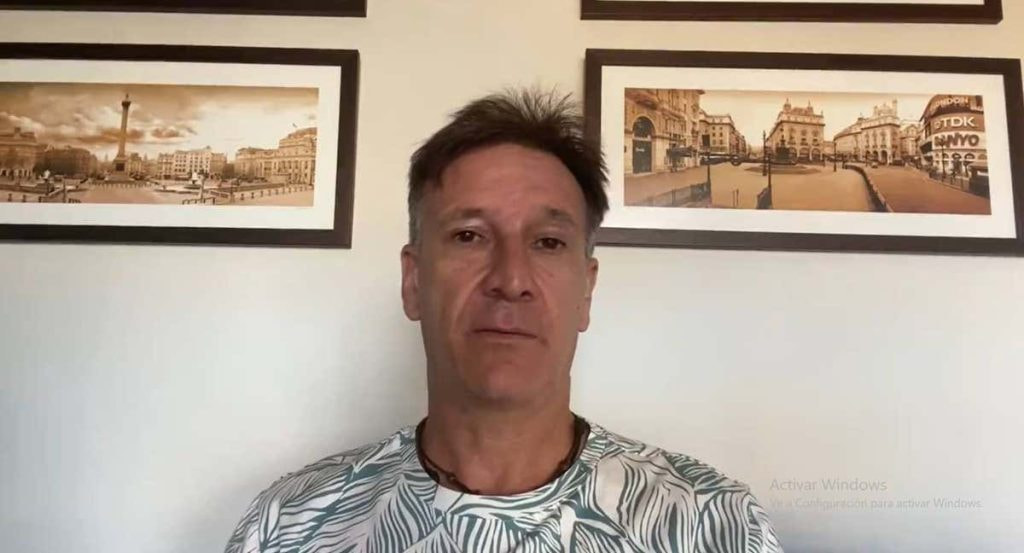 Alfonso Pérez pronuncia su comunicado.