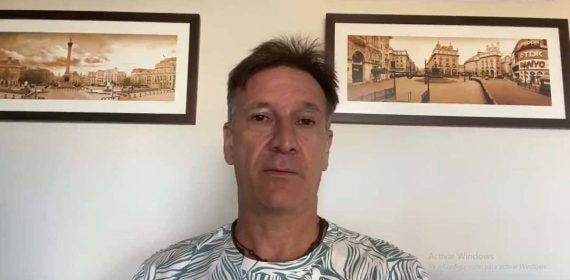 Alfonso Pérez pronuncia su comunicado.