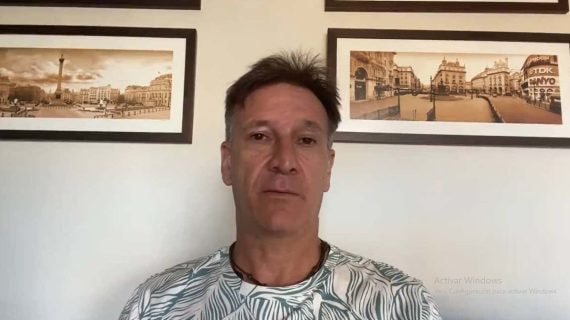 Alfonso Pérez pronuncia su comunicado.