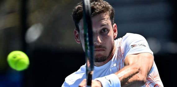 Pablo Carreño golpea un revés durante el último Open de Australia.