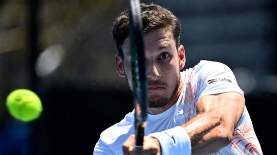 Pablo Carreño golpea un revés durante el último Open de Australia.