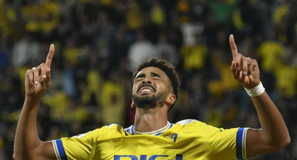 Chris Ramos celebra emocionado su gol al Cádiz.