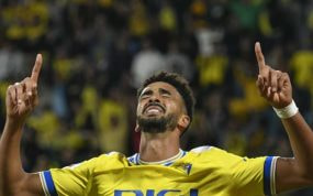 Chris Ramos celebra emocionado su gol al Cádiz.