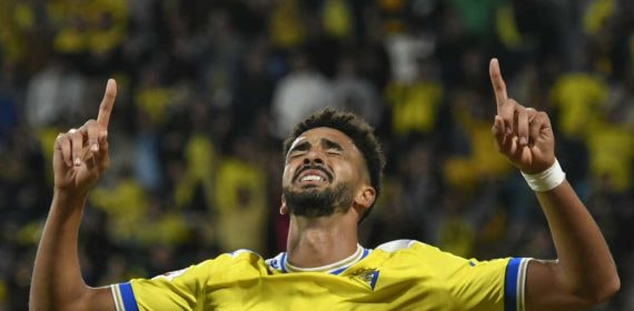 Chris Ramos celebra emocionado su gol al Cádiz.