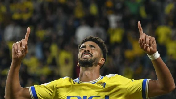 Chris Ramos celebra emocionado su gol al Cádiz.