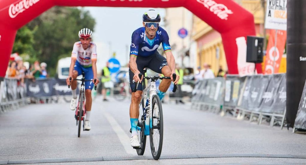 Alejandro Valverde cruzando la meta en 1ª posición en la etapa competitiva de la Vuelta Cicloturista a Ibiza.