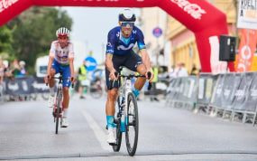 Alejandro Valverde cruzando la meta en 1ª posición en la etapa competitiva de la Vuelta Cicloturista a Ibiza.