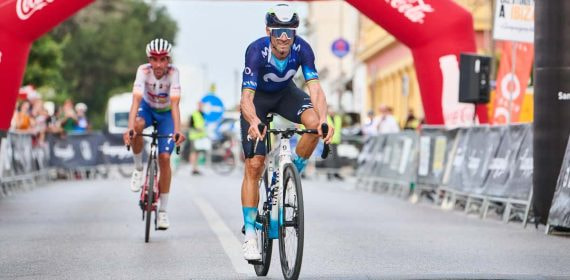 Alejandro Valverde cruzando la meta en 1ª posición en la etapa competitiva de la Vuelta Cicloturista a Ibiza.