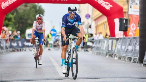 Alejandro Valverde cruzando la meta en 1ª posición en la etapa competitiva de la Vuelta Cicloturista a Ibiza.