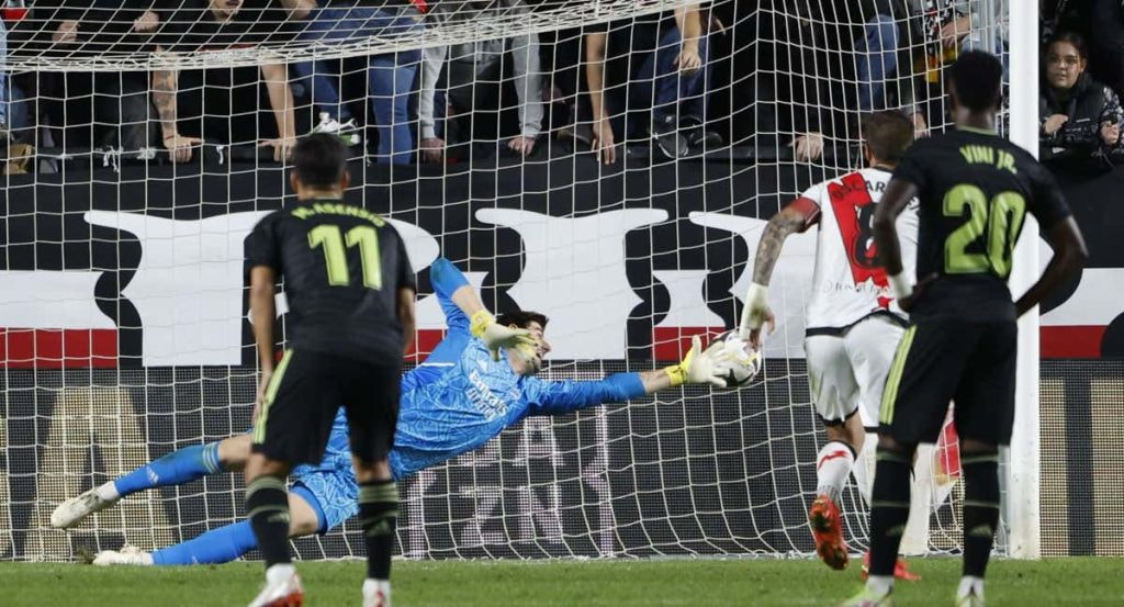 Courtois detuvo un penalti a Trejo en Vallecas que se repitió por invasión de área.