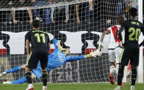 Courtois detuvo un penalti a Trejo en Vallecas que se repitió por invasión de área.