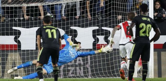 Courtois detuvo un penalti a Trejo en Vallecas que se repitió por invasión de área.