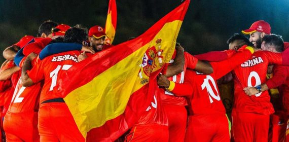La selección española celebra su medalla de plata en el Europeo.
