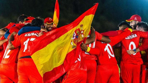 La selección española celebra su medalla de plata en el Europeo.