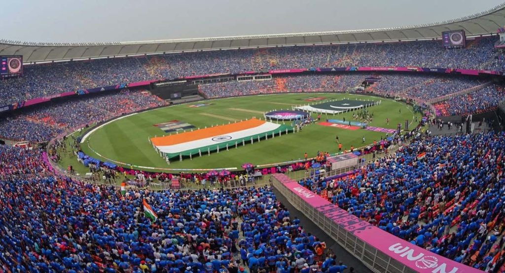 Vista general del estadio deportivo más grande de mundo antes del partido entre India y Pakistán.