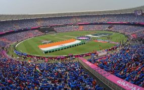 Vista general del estadio deportivo más grande de mundo antes del partido entre India y Pakistán.
