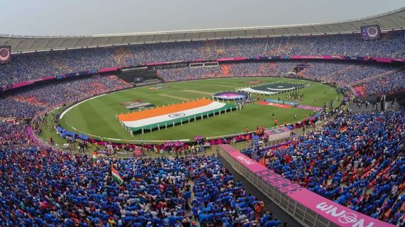 Vista general del estadio deportivo más grande de mundo antes del partido entre India y Pakistán.