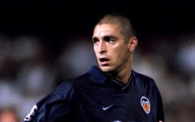 Diego Alonso, en su época como delantero del Valencia.