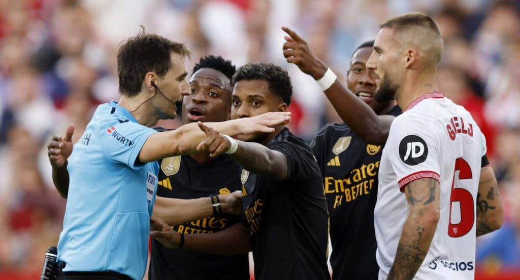 Los jugadores del Real Madrid reclaman una acción a De Burgos Bengoetxea.