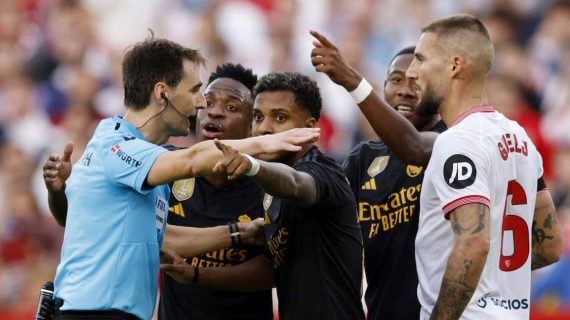 Los jugadores del Real Madrid reclaman una acción a De Burgos Bengoetxea.