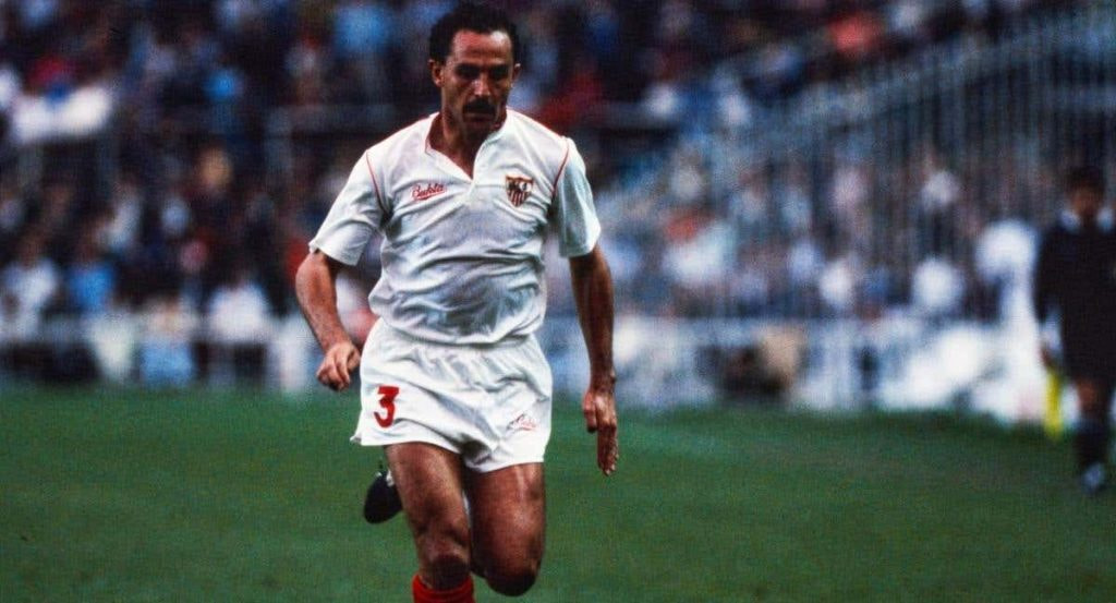 Luis de la Fuente, jugando un partido con el Sevilla.